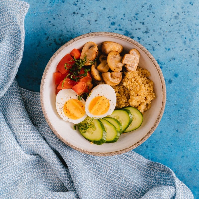 Bowl saludable con arroz, huevo y verduras
