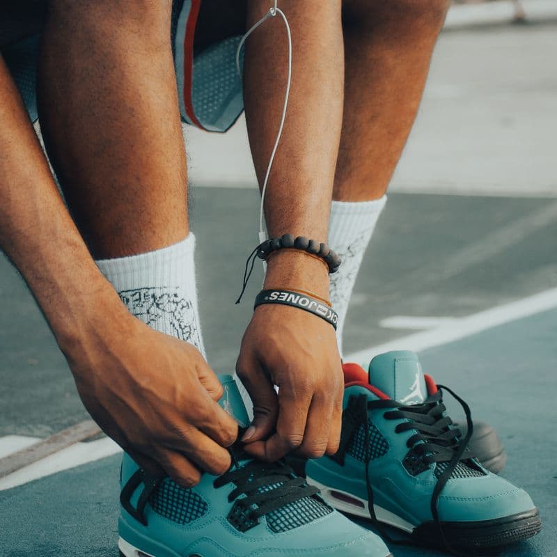 Persona amarrándose los tenis para salir a moverse